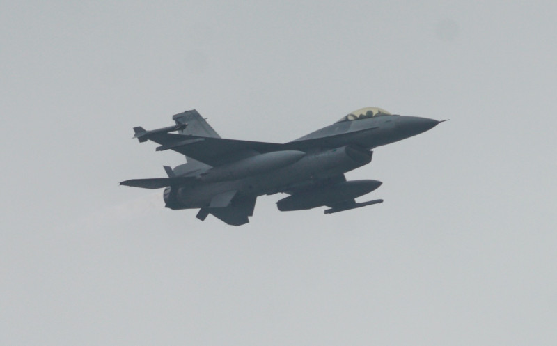 F-16戰機模擬假想敵機攻擊龍潭基地。   圖：張良一/攝