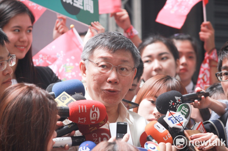 《屠殺》作者葛特曼昨離台，奉勸台灣年輕人不要把政治人物當成英雄崇拜。柯文哲今（9）日回嗆，「不要當人家選戰的政治打手」。   圖：周煊惠 / 攝