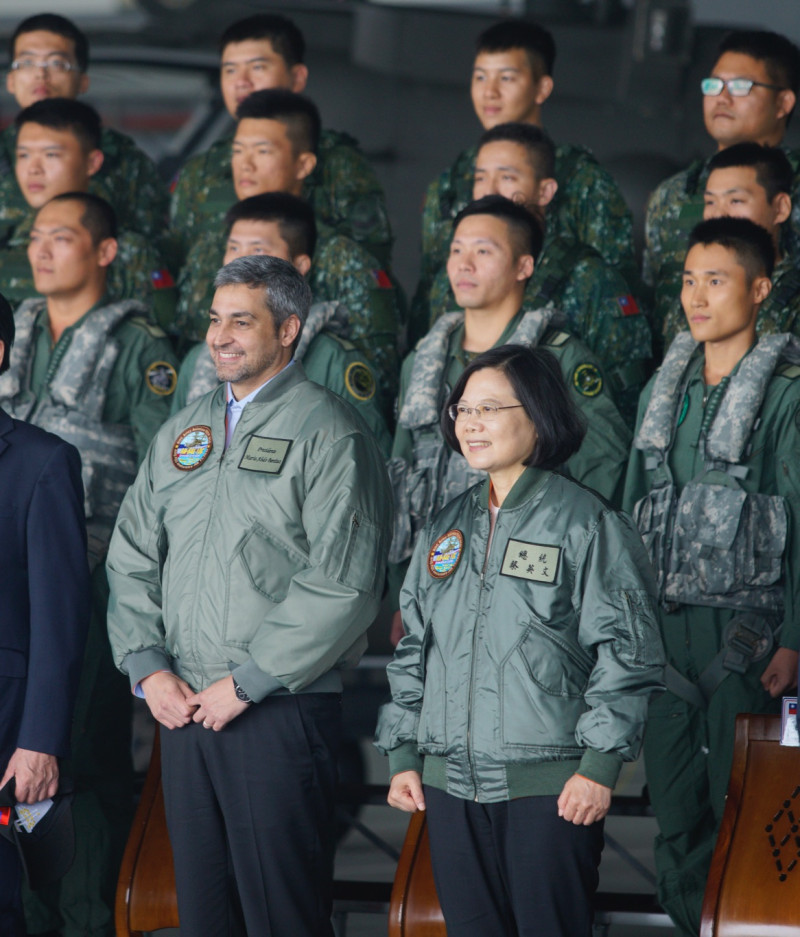 總統蔡英文和巴拉圭總統阿布鐸在地空聯合作戰實兵演練後，一起穿上飛行夾克和601旅官兵合影。   圖：張良一/攝