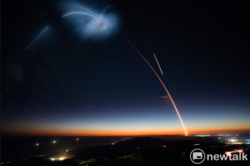  SpaceX 發射火箭後劃過天際留下的七彩炫麗的軌跡。   取自@SpaceX推特