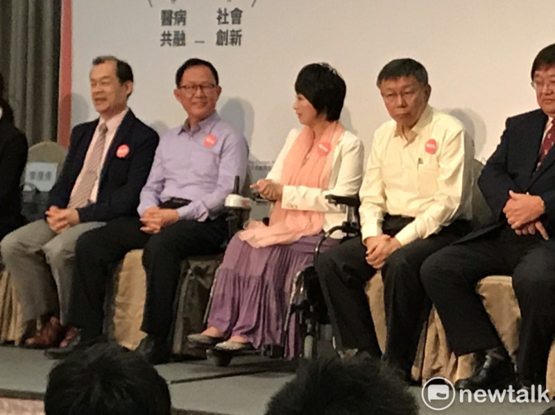 台北市長柯文哲、國民黨台北市長參選人丁守中今（9）日於《病人自主權利法》開跑記者會同台，但兩人互動不多。   圖：周煊惠 / 攝