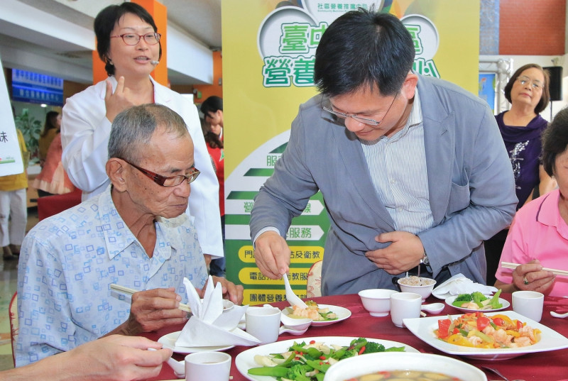 台中市長林佳龍為長輩夾菜。   圖 : 台中市政府/提供