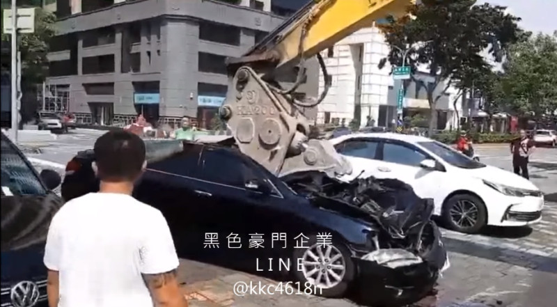 陳姓車主的車遭怪手壓毀。   圖：翻攝黑色豪門企業臉書
