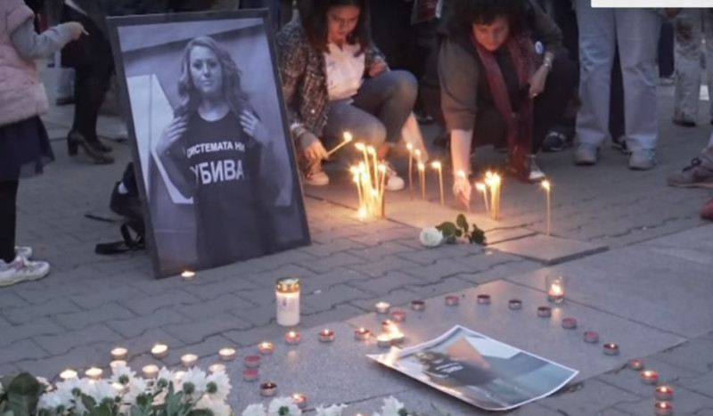 保加利亞電視台女記者馬里諾娃日前遭人殘忍性侵虐殺，數百位民眾前往魯塞的中央廣場參加哀悼會，在馬里諾娃的照片前面擺放鮮花並點燃蠟燭。   圖：翻攝Youtube