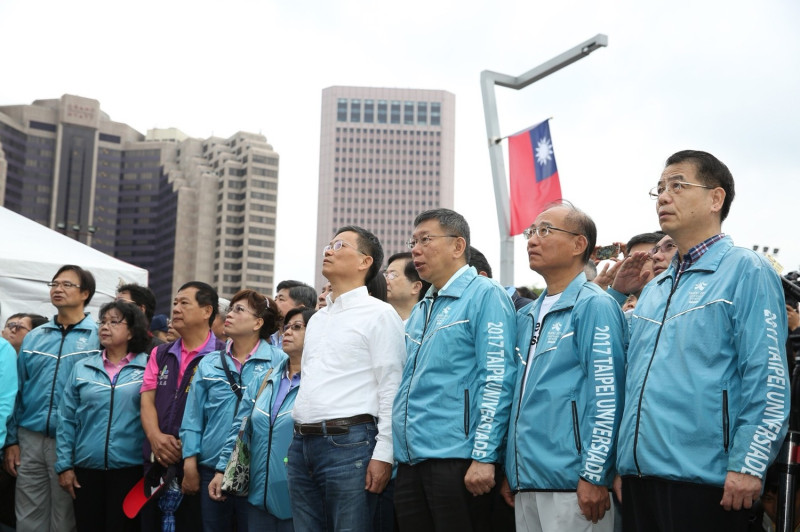 台北市長柯文哲今（10）天一早出席台北市政府的國慶升旗典禮，也發送往年大獲好評的「嗡嗡包」。   圖：台北市政府/提供