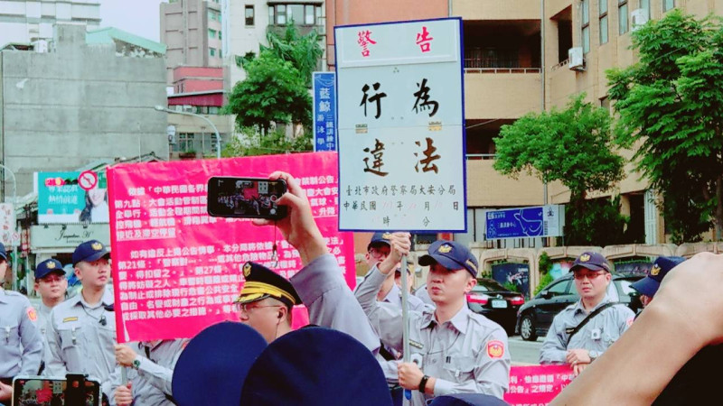台北市警察局指出，少數群眾在今(10)日8時30分左右，於愛國東路、杭州南路口南側人行道欲施放大型高空氣球，經警察局大安分局警力勸導制止。   圖：台北市警察局/提供