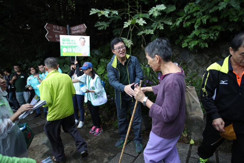 姚文智10日上午先前往劍潭山登山步道向健行運動的民眾尋求支持。   圖：姚文智辦公室提供