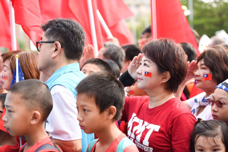 盧秀燕臉上貼有國旗。   圖：盧秀燕競選總部/提供