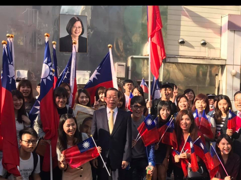 日本橫濱僑界今天舉行中華民國107年雙十國慶活動，橫濱中華街張燈結彩、舞龍舞獅喜氣洋洋。駐日代表謝長廷也參加遊行。   圖：翻攝謝長廷臉書