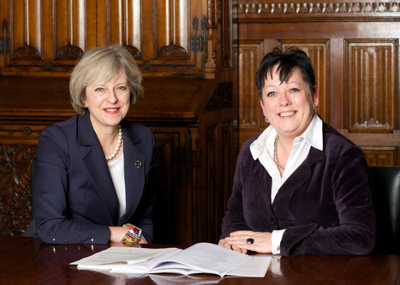 英國首相梅伊（左）親自任命普萊斯出任預防自殺部部長，希望解決日益嚴重的社會問題。   圖：翻攝普萊斯臉書