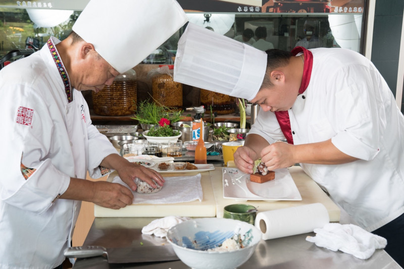 莊忠銘師父與兒子共同運用小農食材來發想創意料理 圖:行政院農委會/提供