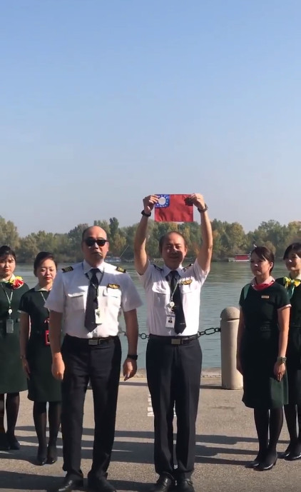 一群長榮機組人員在多瑙河畔自辦升旗典禮。   圖：翻攝影片