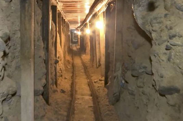 美墨執法部門發現，疑似毒販在挖地下隧道，打算從事不法勾當。   圖 : 翻攝自墨西哥司法部長辦公室