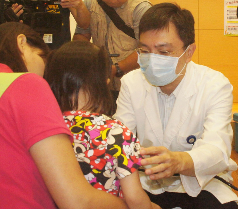 衛福部疾管署副署長羅一鈞今（7）日表示，流感疫苗估1至2週就會用完。   圖：新北市衛生局/提供 