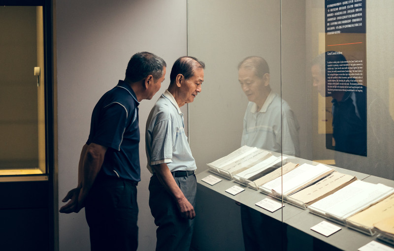 賴清忠於1974年時，因緣際會在師傅林茂生帶領之下進入故宮，學習檔案文獻與善本古籍修復，從此踏上古物修復之路。   圖：中華文化總會／提供