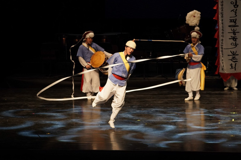 韓國任實郡筆鋒農樂帶來結合傳統打擊樂與戲劇的演出。   圖：國立傳統藝術中心提供