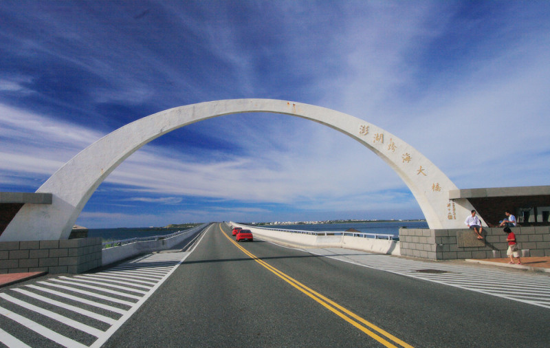 澎湖跨海大橋銜接白沙鄉與西嶼，全長約2494公尺，曾經是東亞第一大的跨海陸橋。   圖：截自澎湖國家風景區網頁