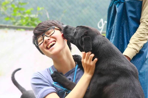 寵物行為訓練師林子馨（Lucy）是寵聊療的長期合作夥伴。雙方對於流浪犬的熱情關懷是讓他們一拍即合的原因。
   圖：浪犬博士/提供