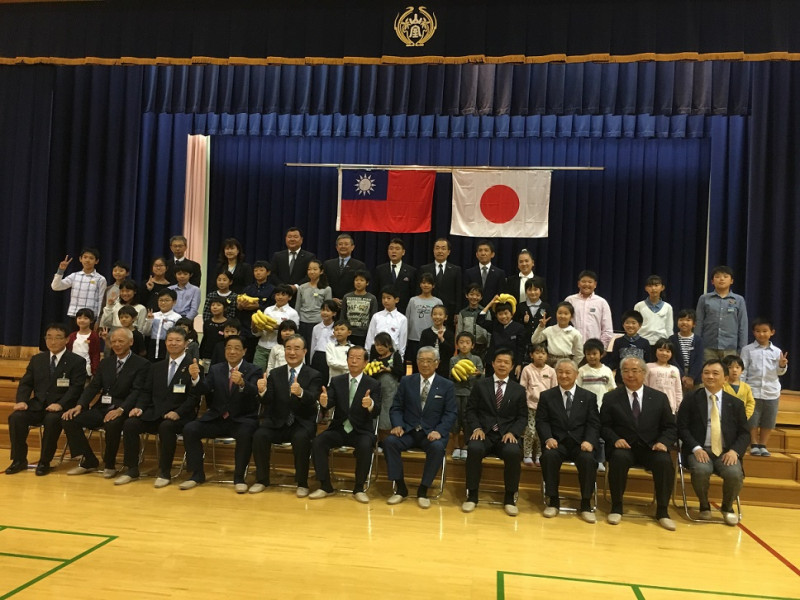 台日雙方代表與日本學童大合照。   圖：農委會提供