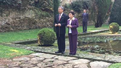 副總統陳建仁與夫人在教宗夏宮花園的角落，對著小聖母像祈禱三分多鐘。   圖/中央社