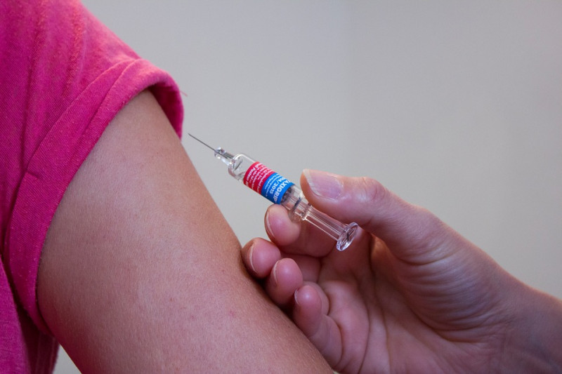 疾病管制署公布，今年10月至今流感已釀10死，除了幼兒型疫苗外，成人型疫苗也將由地方衛生單位調度，優先提供給國小學童施打！   圖：翻攝自Pixabay