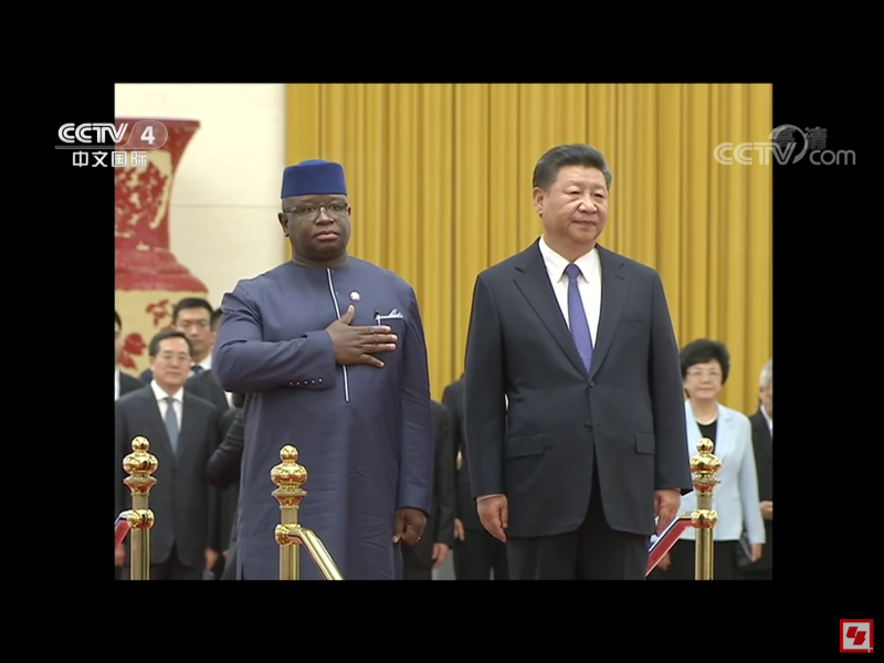 西非獅子山共和國(Sierra Leone)取消與中國合資的新建機場計劃，由於這項需耗資4億美元的工程將使獅子山背負沉重的債務負擔，加上這項建設又非該國當務之急，終至流產。圖為今（2018）年8月30日，中國國家主席習近平舉行儀式，歡迎獅子山共和國總統比奧訪華。   圖：翻攝自央視新聞畫面