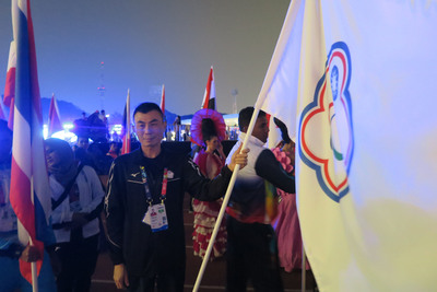 2018印尼亞洲帕拉運動會閉幕式，中華亞帕運代表團13日約有40人參加，由本屆保齡球視障組3人賽金牌選手謝宗翰（中）掌旗，跟著各國代表一起進入會場。   圖/中央社(殘障體總提供)