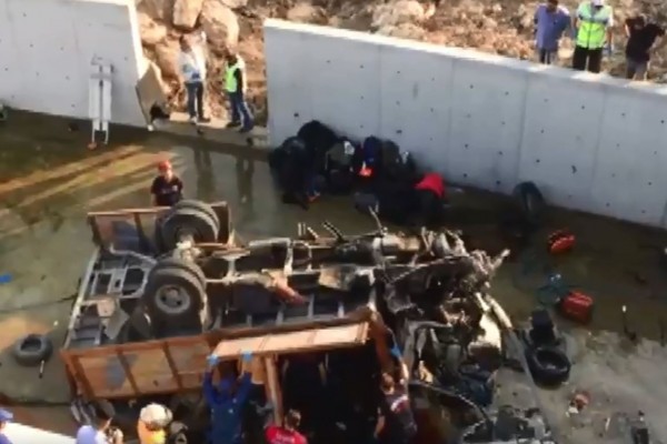 土耳其載滿難民的卡車衝出高速公路圍欄，造成至少19人死亡。   圖：翻攝推特