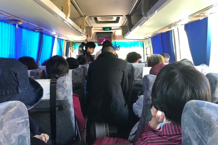 民眾去北朝鮮旅遊，56人擠一車的情況。   圖：翻攝PTT