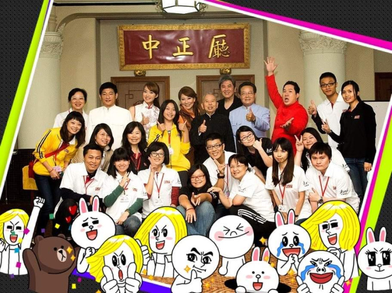 吳兆南（後排中）相聲劇藝社這些年來作育英才，傳承這項說唱藝術，並常舉行公演。   圖：翻攝自吳兆南相聲劇藝社臉書