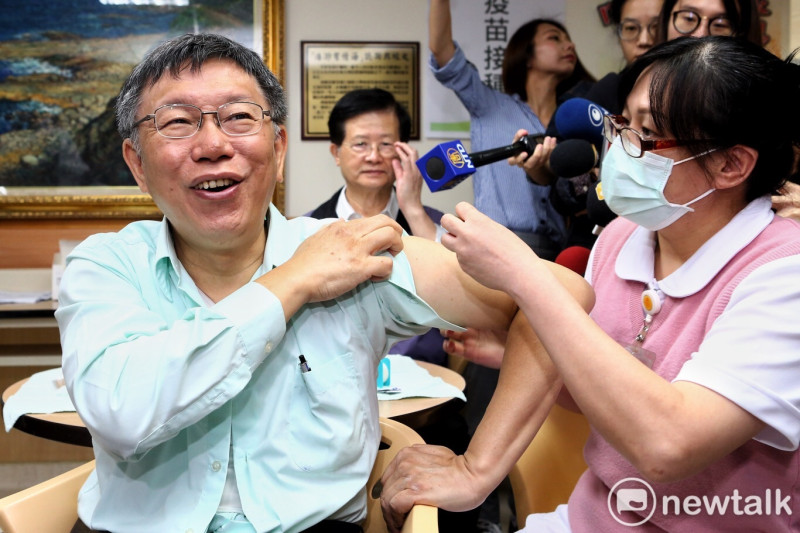 台北市長柯文哲今（15）日帶頭示範施打公費流感疫苗。   圖 : 張良一 / 攝