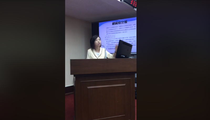 葉宜津立委等人今日赴立院質詢時，質疑台灣郵政與台灣電信兩協會無法收歸國有，是無視立院決議。   圖：翻攝自葉宜津臉書直播