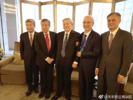 中國前總理朱鎔基於本月11日，出席2018年北京清華大學經濟管理學院顧問委員會會議，並和歷任院長們合影。   圖：翻攝自微博。