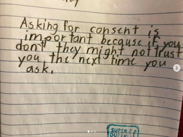 孩童在學習單上寫:「尋求同意是取得他人的信任，若你不這麼做，以後他人也不會信任你。」   取自Liz Kleinrock Instagram
