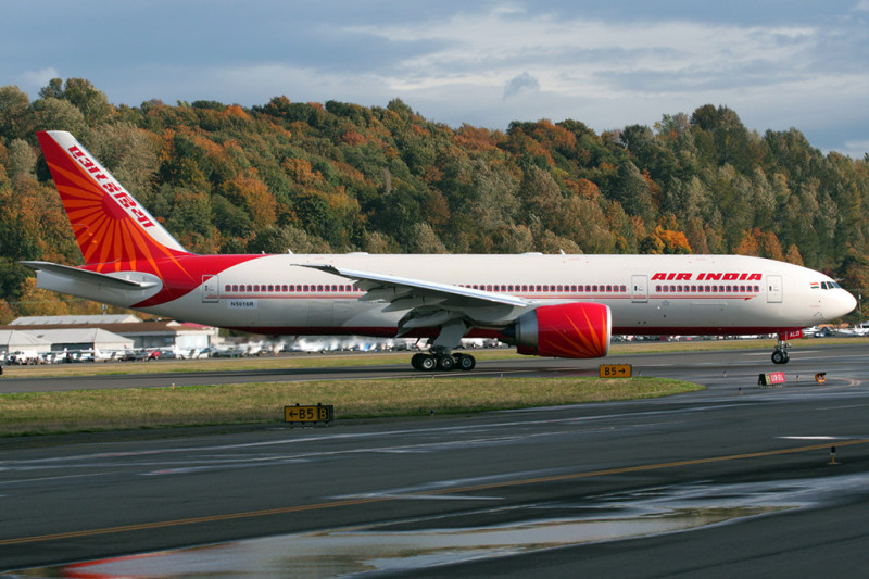 印度航空（Air India）所屬波音777客機，今（15）日傳出一名空姐在起飛前關機艙門時，竟意外摔落到停機坪，導致腿部骨折。   圖：翻攝維基百科