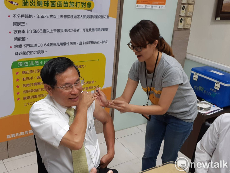 流感疫苗15日開打，嘉義市長涂醒哲以身作則，首先施打。   圖：蔡坤龍/攝