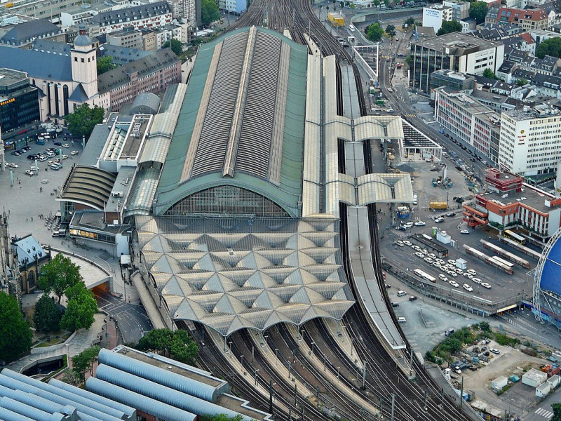 德國警方表示，一名身分不明武裝男子在科隆（Cologne）中央車站內一間藥局挾持一名女性人質。   圖：翻攝維基百科