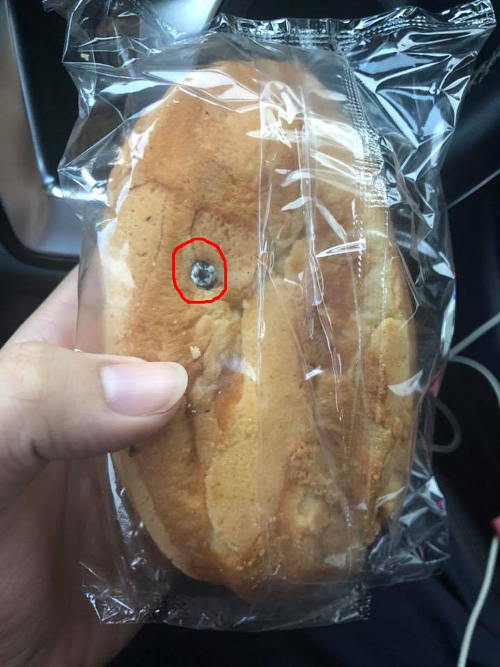 麵包上崁著一顆螺絲釘。(紅圈處)   圖：翻攝臉書「爆料公社」