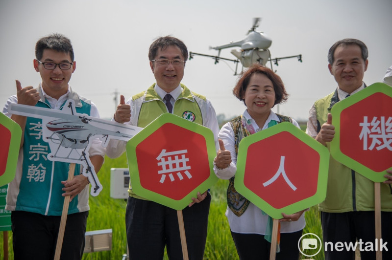 民進黨台南市長候選人黃偉哲出席「智慧農業－無人機農噴示範」記者會，宣告無人機噴灑農藥的試驗計畫正式展開。   圖：黃博郎/攝