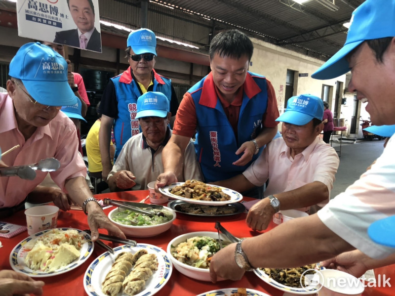 國民黨台南巿長候選人高思博到白河永安宮為阿公、阿嬤上菜，並對台南積弱不振的長照措施開出「處方箋」，要讓宮廟成長照據點。   圖：黃博郎/攝