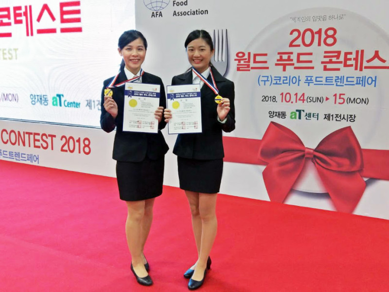 龍華科大觀休系學生許智婷(右)及蕭韻純，雙雙榮獲2018 AFA 韓國世界廚藝大賽經典調酒組金牌。   圖 : 龍華科技大學/提供