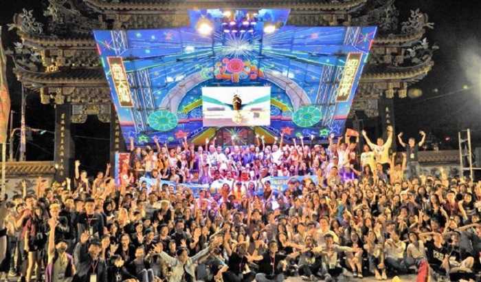 旗津廣濟宮廟埕舉辦的迎新晚會回到30年前舊時光，台灣特有的花車舞台成為國際學生最吸睛與釋放活力的舞台.   圖：高雄市政府/提供