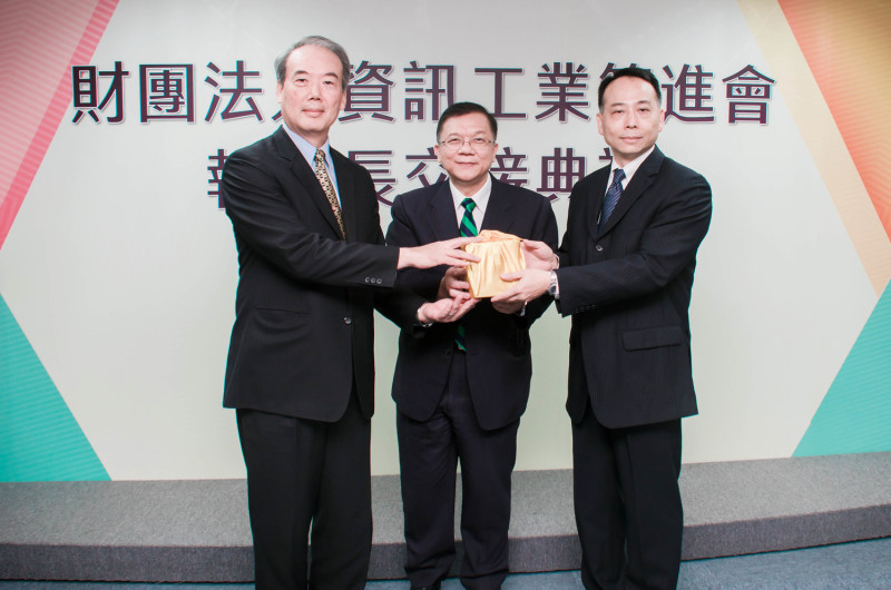 資策會今（17）日發布聲明指出，執行長于孝斌（右）因個人因素已於上午9時向李世光董事長電話請辭，後續業務將由副執行長蕭博仁暫代。   圖：資策會提供（資料照片）