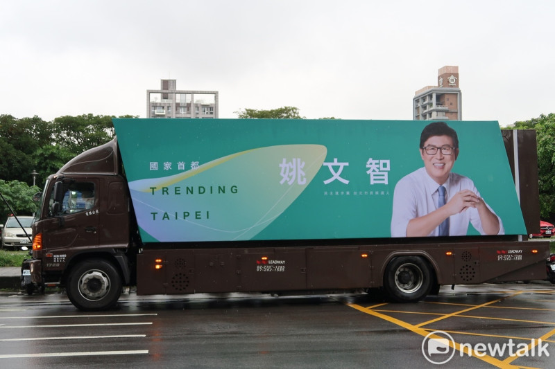 台北市長候選人姚文智也租用17噸大卡當行動競選總部。   圖：林朝億/攝
