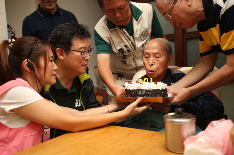 民進黨台北市長候選人姚文智17日前去拜訪100歲的人瑞郭樹發。   圖：林朝億/攝