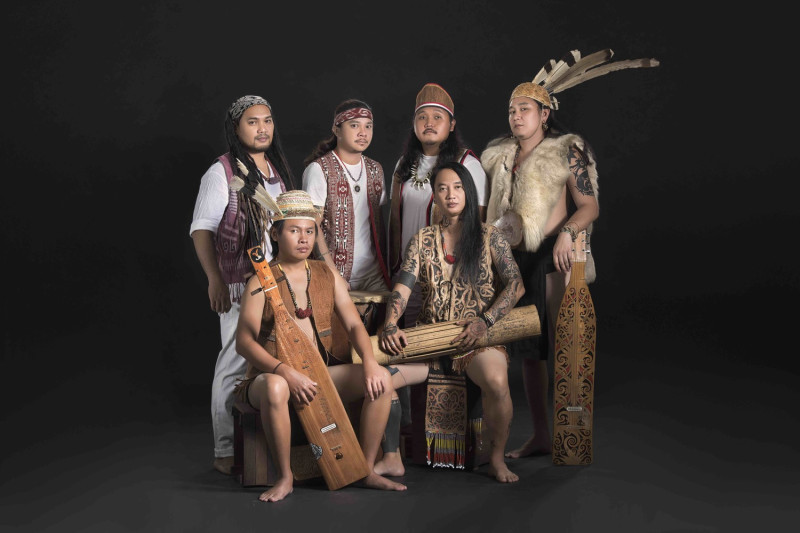 來自馬來西亞的亞特亞島沙貝樂團，立志要把傳統曲調、古老的婆羅洲音樂、沙貝琴和竹箏發揚光大，與當代韻律和部落民族鼓聲結合在一起。   圖：截自2018丟丟銅蘭城國際音樂節官方網站