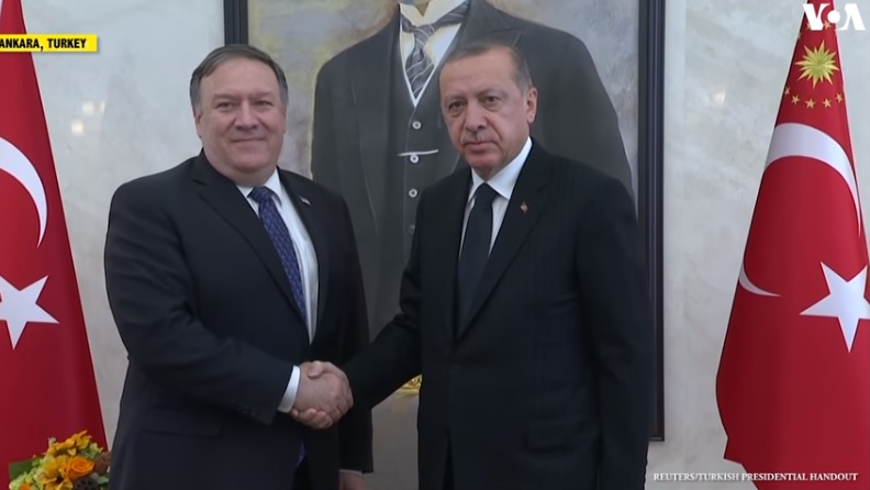美國國務卿蓬佩奧今（17）日轉抵土耳其首都安卡拉，會晤土國總統艾爾段（右）。   圖：翻攝YouTube