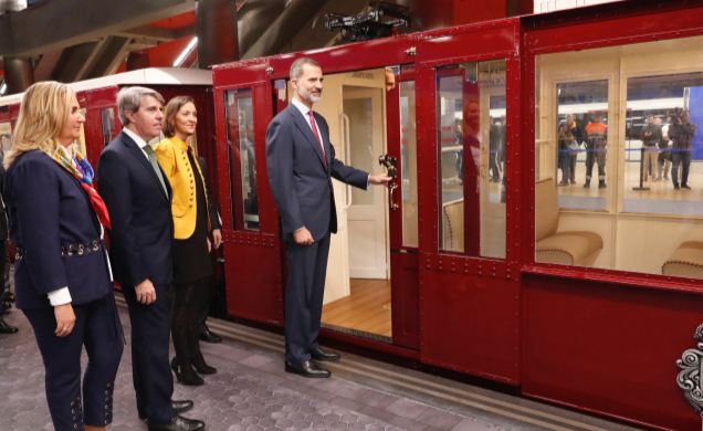 馬德里地鐵至今仍保存1919年地鐵的車廂，菲利普國王（右）的身高都比車廂門還要高。   圖：翻攝西班牙皇室官網