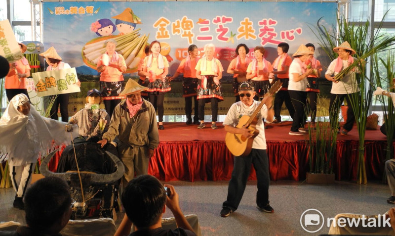 剛獲得首屆全國「金牌農村」殊榮的三芝共榮及安康社區長輩們，在記者會表演農村曲。 
   圖：王峻昌/攝