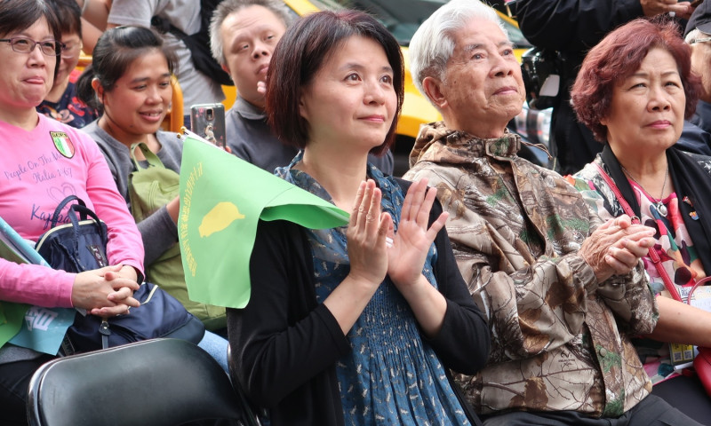 民進黨台北市長參選人姚文智太太潘瓊琪18日專注地聽姚文智演講。   